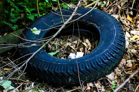 车轮上的旧轮胎裂开了 就躺在垃圾填埋场里沥青汽车橡皮煤炭鞭打篝火金属牵引力村庄裂缝设备高清图片素材
