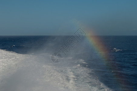 醒来 彩虹离开船泡沫地平线彩虹船只船舶水蒸气海景唤醒导航场景背景图片