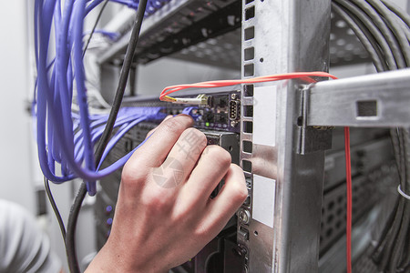 网络服务器机房的 Egeneer服务数据库工程师数据金属技术硬件工作电缆男人中心高清图片素材