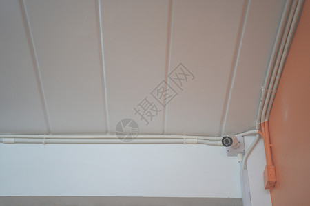 安装在天花板大楼的闭路电视安保摄像头蓝色视频监控控制监视器电气财产犯罪隐私技术保护高清图片素材