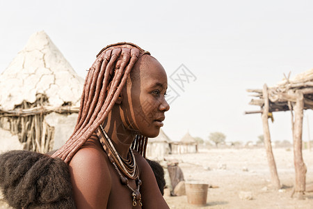 颈部有首饰的希姆巴族妇女 在尼卡曼贾布附近高清图片