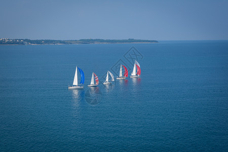 沿海帆船在Regatta竞争高清图片