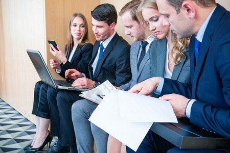 坐在一排排排着的商务人士招聘协议职业工人申请人同事面试成人候选人团队生意人高清图片素材