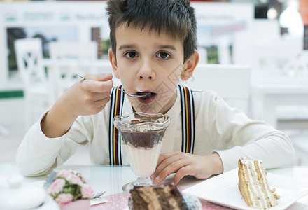 儿童吃牛奶巧克力奶昔孩子们奶油微笑餐厅女孩孩子食物男生稻草饮食脸高清图片素材