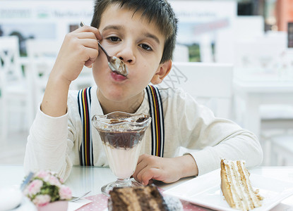 儿童吃牛奶巧克力奶昔甜点餐厅孩子孩子们童年咖啡店稻草酸奶男生美食小的高清图片素材
