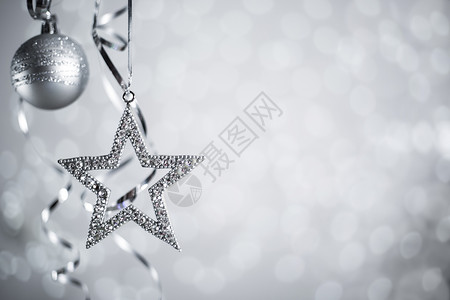 星星和圣诞球带丝带的银色圣诞球装饰品玻璃风格流光新年星星卡片闪光装饰庆典背景
