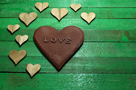 爱心便签边框一个生锈的爱心 与许多小心脏卡片装饰母亲木头木板绿色边框背景爱的心符号背景