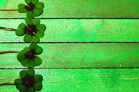 绿色板上幸运的三叶草四叶草树叶木板运气叶子绿色好运背景图片