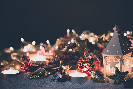 雪中圣诞蜡烛装饰风格寒冷的高清图片