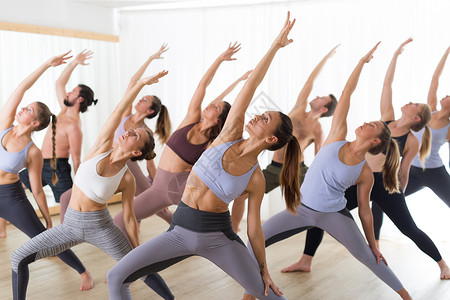 正宗活够一群年轻正宗的运动有吸引力的人在瑜伽工作室 与教练一起练习瑜伽课 健康积极的生活方式 在健身房锻炼舞蹈成人团体力量火车卫生女士活背景
