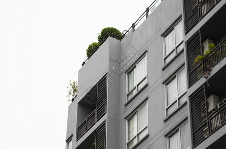 现代公寓大楼在阴云的一天外市中心城市玻璃生长建筑反射公司职场建筑学工作正面高清图片素材