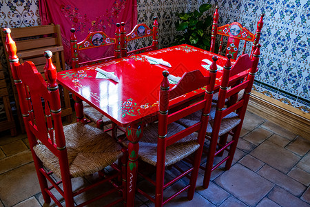 表格和椅子凳子绿色椰席红色地面桌子软垫金子手绘背景图片