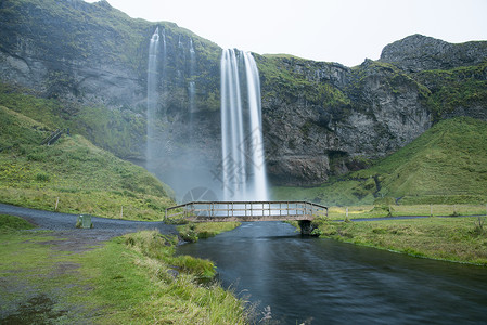 优美瀑布风景冰岛的瀑布岩石风景溪流流动日落荒野国家悬崖地标背景
