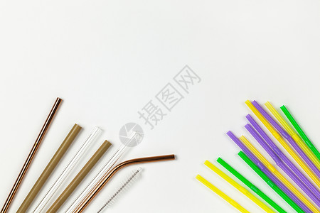 塑料一次性管与环保金属 玻璃 竹子的对立 一次性餐具概念的替代品 白色背景 水平的 复制空间 平躺 特写 顶视图背景图片
