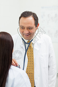 微笑的医生为一个女人施教高清图片