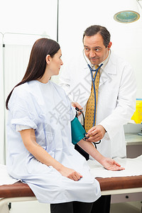 医生测量病人的血压白种人高清图片素材
