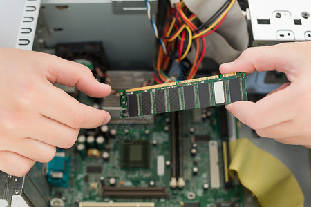 处理破碎 cpu 技术员金属桌子科技修理工电子产品硬件电脑电缆维修技术母板高清图片素材