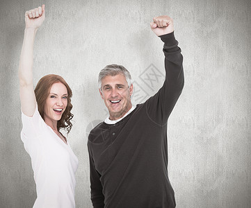 相片拍到一对随意情侣的复合画面服装休闲快乐男人男性胜利红发成就女士夫妻背景图片