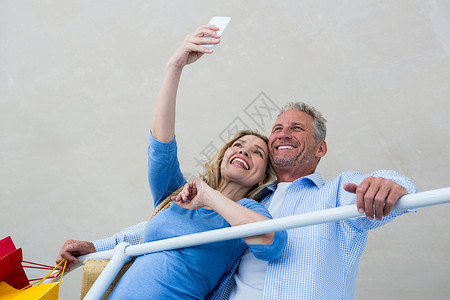 情侣在家里自拍亲密感天花板家庭住所夫妻家庭生活服装栏杆摄影闲暇背景图片