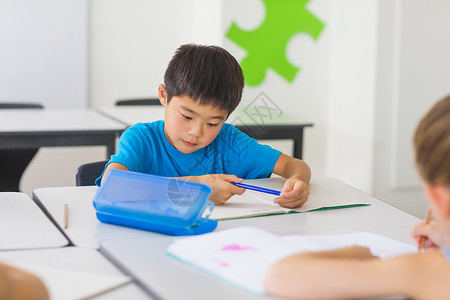 在校男生在课堂上学习知识互联网铅笔盒班级艺术平板技术小学生学校彩色一起高清图片素材