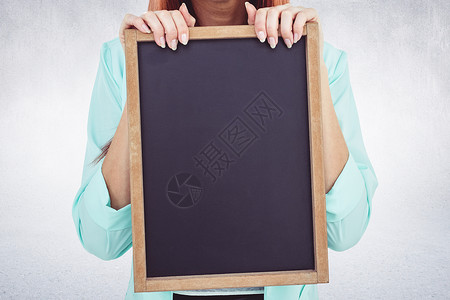 持有黑板的偶然妇女眼镜刘海灰色计算机人士白色休闲边缘商务红发背景图片
