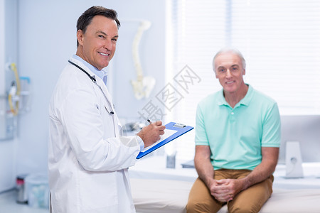 微笑的医生和高级病人的肖像治疗器材男人服务男性专家体格保健诊所检查背景图片