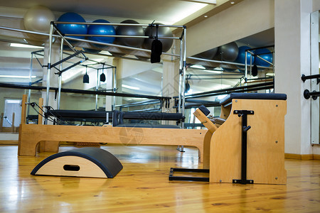 凯迪拉克木制地板上的各种健身设备背景