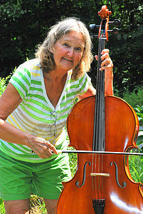 外面的女大提琴手成人音乐家闲暇字符串女性音乐乐器大提琴背景图片