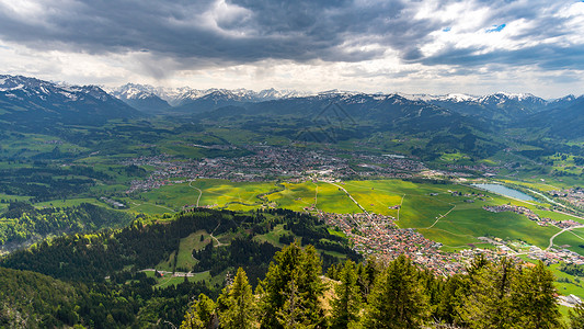 阿尔卑斯山俯图在阿尔高的格伦登上 令人惊叹的远足山链季节日出监护人风景登山娱乐微笑晴天茅屋背景