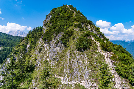 在德国巴伐利亚的绿石远足街道地块运动攀岩铁索登山高山高度冒险背景图片