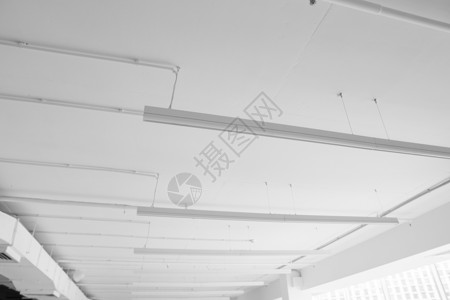 现代白色天花板上的日光荧光长灯建造亮度正方形办公室技术细胞照明创造力线条房间背景图片