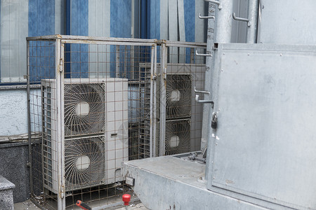 屋顶甲板上空调系统空气压缩机的一部分 即空气压缩机户外的高清图片素材