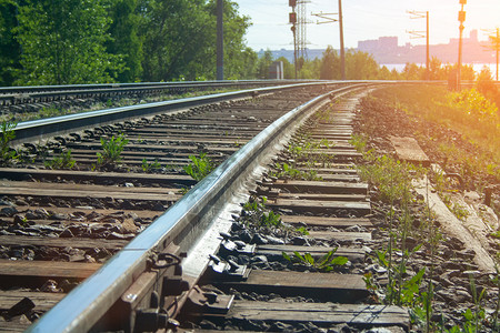 距离线铁路通向遥远的距离技术小路蓝色车站晴天运输旅行树木石头天空背景