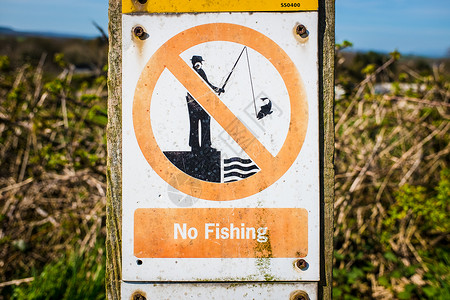 限制捕捞毛笔字禁止捕捞超过此点的鱼类     警告标志红色注意力圆圈钓鱼池塘法律背景
