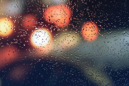 汽车玻璃上的雨滴背景生活城市秋雨街道交通气象窗户季节下雨背景图片