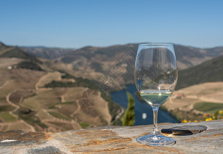 白葡萄酒红酒杯风景优美的图片素材