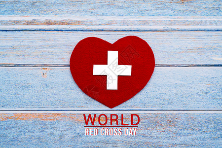 世界红十字日 红心放在木桌上的背景纸质高清图片