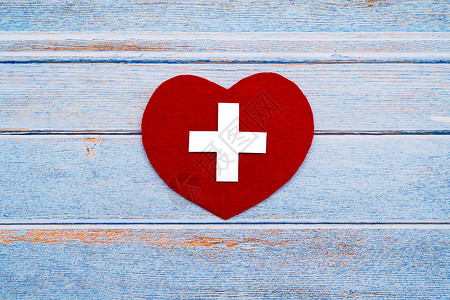 红十字心世界红十字日 红心在木桌背景上背景