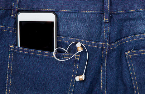 一条耳机素材口袋里的手机创新屏幕互联网创造力网络触摸屏技术耳机电脑工具背景