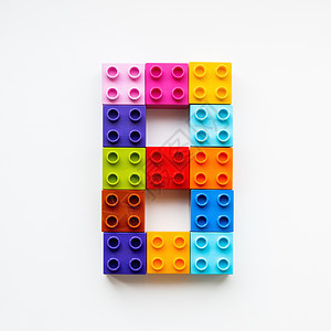 神舟八号八号由五颜六色的构造块组成 玩具积木按顺序放置 制作数字 8 教育过程-使用五颜六色的玩具细节与孩子一起学习数字背景