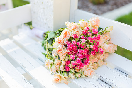 花朵多彩 婚礼传统花卉配饰品的成份  纽约时装杂志花束树叶玫瑰假期长椅作品植物粉色背景图片
