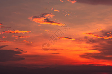 心灰意冷剧烈的红色和橙色天空和云彩抽象背景 红色的橙子墙纸环境动机天堂阳光假期日落戏剧性云景背景