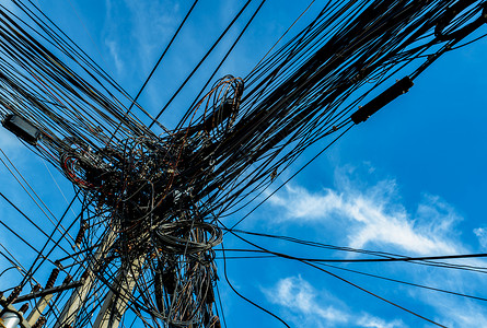 区域协调发展城市电线杆上对接的电线线路基础设施纤维数据中心危险地面电讯电缆力量工程网络背景