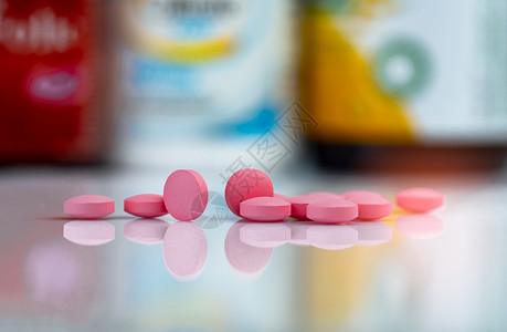 粉色药片药箱和药丸背景模糊的粉粉片药片背景