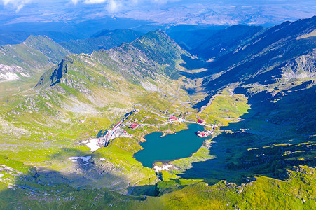 罗马尼亚夏季山地标的空中观望图高清图片