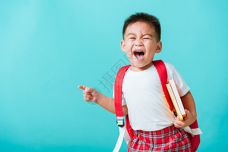 学前幼儿园有书和书包的小孩童年商业班级孩子蓝色乐趣男生学生微笑教育背景图片