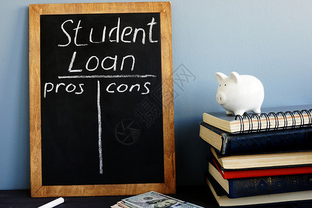 在黑板上手写学生贷款亲信和骗局金融的高清图片素材