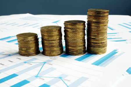 利润增加 硬币堆积和财务报告成功高清图片素材