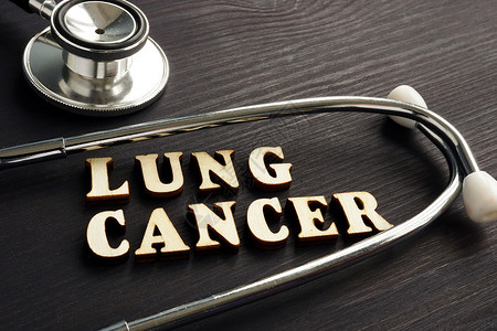 肺癌诊断和桌上的听诊器背景图片