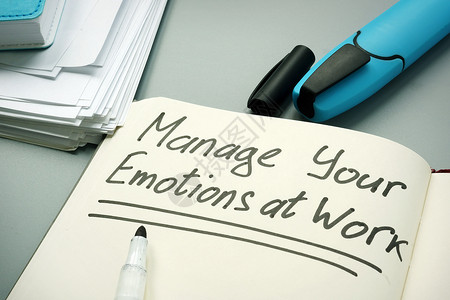 祥情页管理您在工作时的情绪 手写在页面上背景